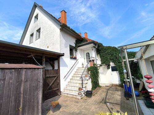 rückwärtige Ansicht mit Hauszugang - 3 Zimmer Mehrfamilienhaus, Wohnhaus in Alfeld