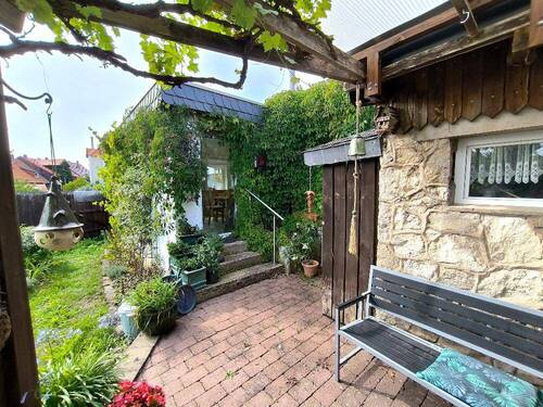 Blick vom Garten auf Nebengebäude - 