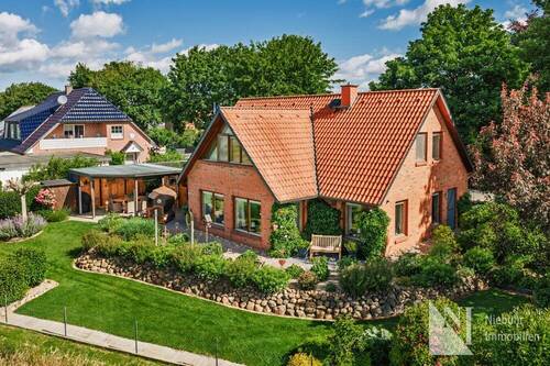Hausansicht - Einziehen und wohlfühlen: Familienfreundliches Haus mit Traumgarten in Bardowick