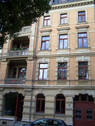 Hausansicht - Frisch saniert, geräumige Altbauwohnung am Römerplatz