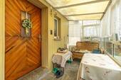 Hauseingangstür über Veranda mit Sitzecke - 