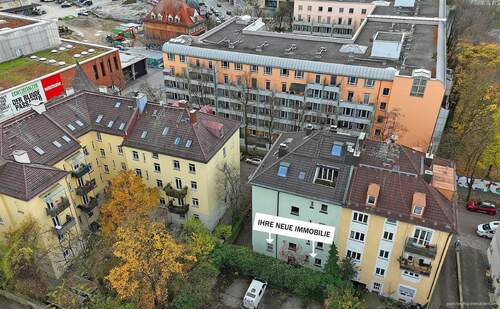 Blick auf das Haus - Altbauwohnung in der Ludwigsvorstadt: Einheit mit 2 Zimmern und separaten Eingängen im Erdgeschoss!