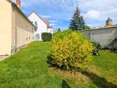 Hausansicht mit Garten - 