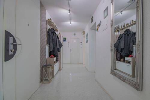 Flur - 4 Zimmer Etagenwohnung zum Kaufen in Lottstetten