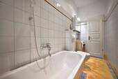 Geschmackvoll gefliestes Badezimmer - 