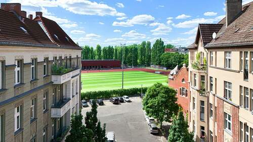 Direkt gegenüber vom Sportplatz am Mauerpark - 