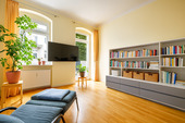 Helles Wohnzimmer mit Balkonzugang - 2 Zimmer Etagenwohnung zum Kaufen in Berlin