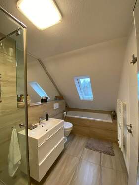 Bad mit Wanne - 