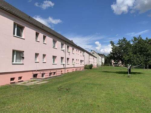 Bild 1 - Eine schöne sanierte 2-Raum-Wohnung im Grünen wartet auf Sie.