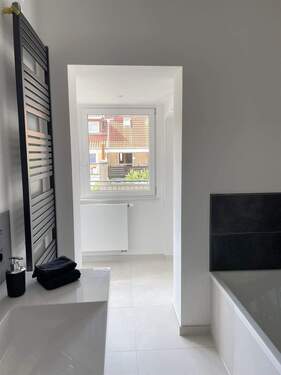 Bad mit Zugang zum separaten WC u. Ankleidebereich - 