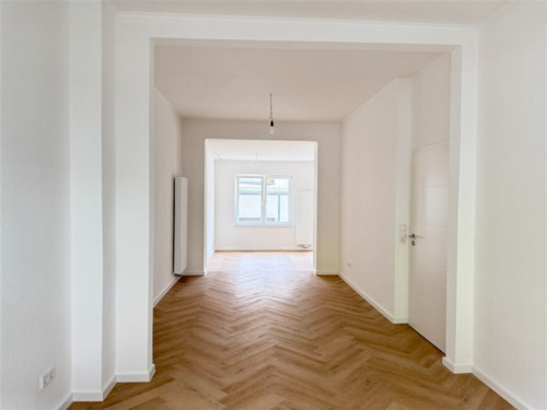 Wohnbereich mit Blick in den Ess- und Kochbereich - 