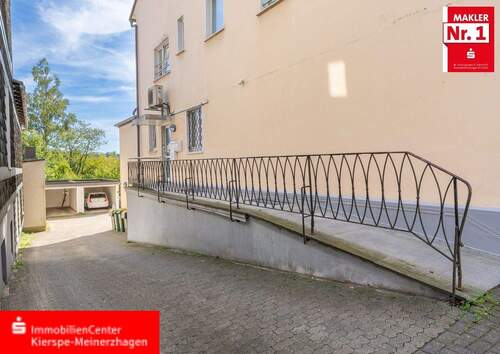 Garagenzufahrt - Mehrfamilienhaus, Wohnhaus mit 510,00 m&sup2; in Halver zum Kaufen