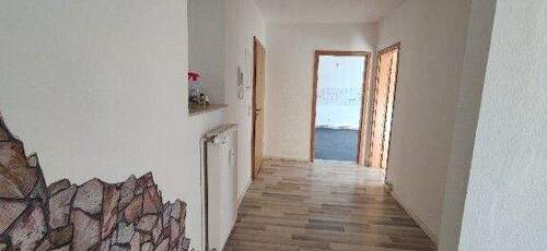 Flur - Etagenwohnung mit 80,00 m&sup2; in Schkopau zur Miete