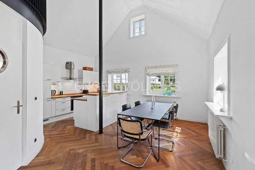 große Wohnküche mit über 4 m Deckenhöhe - 