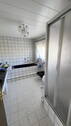 Badezimmer mit Dusche und Bade - 