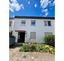 2-Fam.-Haus + Souterrain-Einheit mit Garten, Balkonen, 2 Garagen in top Lage in Zirndorf