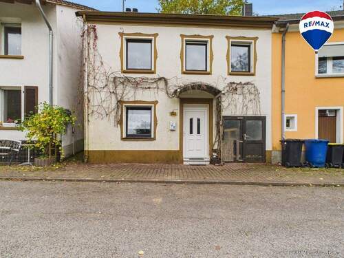 RE/MAX Immobilien DeLux Einfamilienhaus Mettlach-Dreisbach Außenansicht - Ein familienfreundliches Haus mit Gestaltungsmöglichkeiten
