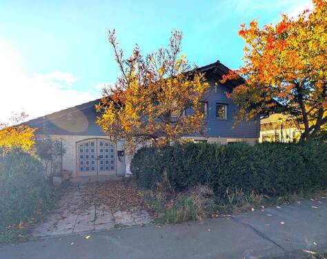 Hausansicht neu - Großzügiges Einfamilienhaus mit Einliegerwohnung, Wintergarten und großem Garten