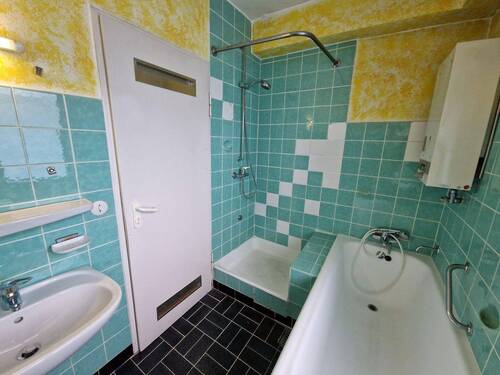 Badezimmer im Obergeschoss - Reihenmittelhaus mit 138,00 m² in Ludwigsburg zum Kaufen