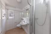 Duschbad mit Fenster in der Einliegerwohnung - 