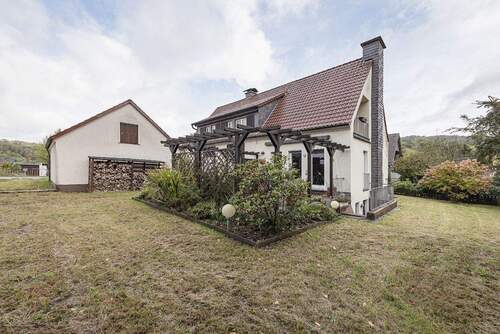 schöner Garten Rasen- und kleinen Beetflächen - 