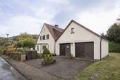 Hausansicht - Platz für Wohnen, Arbeiten und Generationen: Freistehendes Zweifamilienhaus mit Doppelgarage