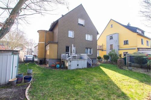 1. Hausansicht hinten - 3 Familienhaus-zentrale Lage #1. OG leerstehend #sanierungsbedürftig