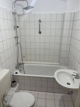Bad mit Wanne - 
