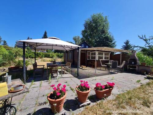 Holzlaube aus den 1940er Jahren -zukünftige Grundstücksgrenze entlang der Veranda - Grundstück in Berlin