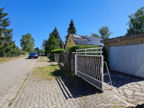 Straße vor dem Grundstück - 