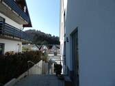 Weg vom Eingang zum Carport - 