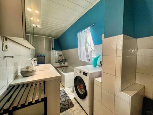 Wannenbad mit Dusche und Fenster - 