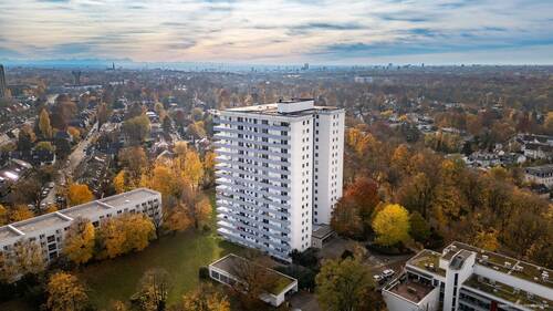 Gebäude mit Blick auf die Alpen - 