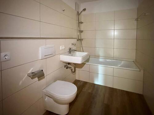 Bad mit Waschmaschinenplatz - 
