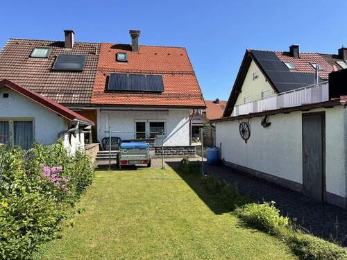 Gartenansicht - 'Platz für Ideen: Doppelhaushälfte mit Charme und Entwicklungspotenzial'