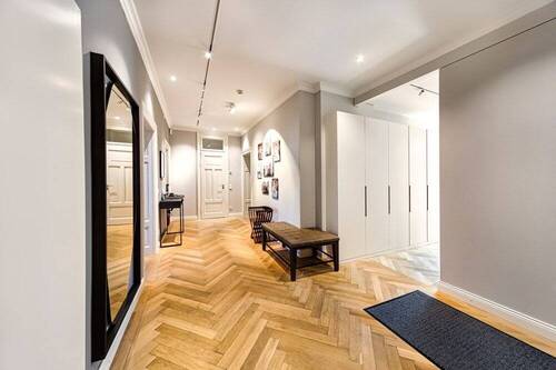 Flur mit Garderobenschrank - 