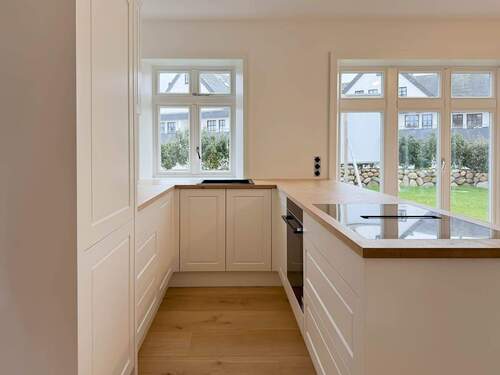 Moderne EBK - 12.12.2025.jpg - 4 Zimmer Doppelhaushälfte in Wenningstedt-Braderup (Sylt)