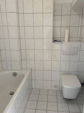 Bad mit Wanne - 