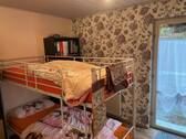 Kinderzimmer mit Ansicht zur Terrasse - 