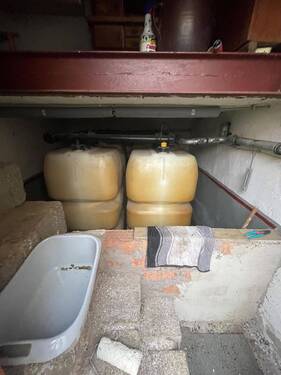 Schuppen mit Öltanks - 