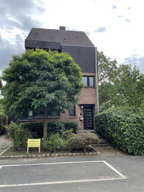 Hausansicht, Straßenseite - Großzügiges Einfamilienhaus in ruhiger Spielstraße