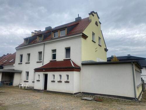 rückwärtige Ansicht - 2 Zimmer Mehrfamilienhaus, Wohnhaus zum Kaufen in Spremberg