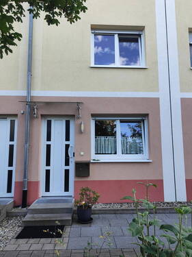 Frontansicht - Reihenmittelhaus in Zirndorf - Pinderpark Provisionsfrei