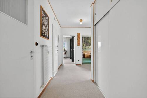 Perspektive entlang des Flures von vorne nach hinten - 