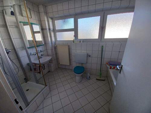 Bad, Wanne und Dusche - 