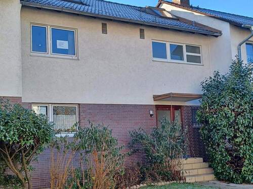 Ansicht Straßenseite - Großes Reihenmittelhaus mit Garage in Großkrotzenburg