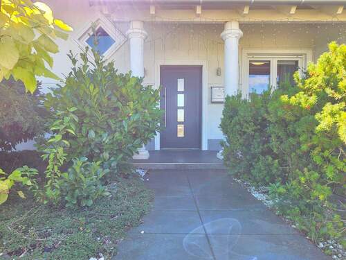 Repräsentativer Eingang - Mehrfamilienhaus, Wohnhaus mit 180,00 m² in Coburg zum Kaufen