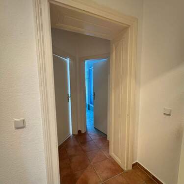 Heller Flur mit Türen - 