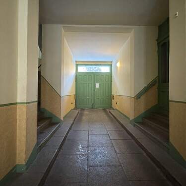 Hauseingang mit Treppen - 3 Zimmer Etagenwohnung zum Kaufen in Görlitz