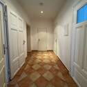 Heller Flur mit Türen - 